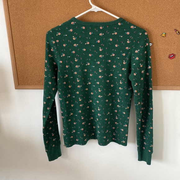 American Eagle Green Floral Long Sleeve - Picture 2 of 3